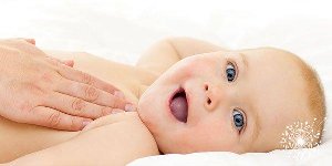 Pourquoi le massage bébé à la naissance est important ?